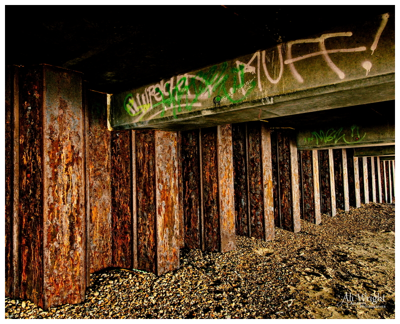 Grunge under the Pier